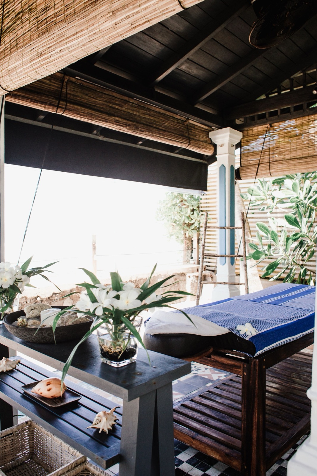 Tropischer Massage-Pavillon mit Behandlungsliege