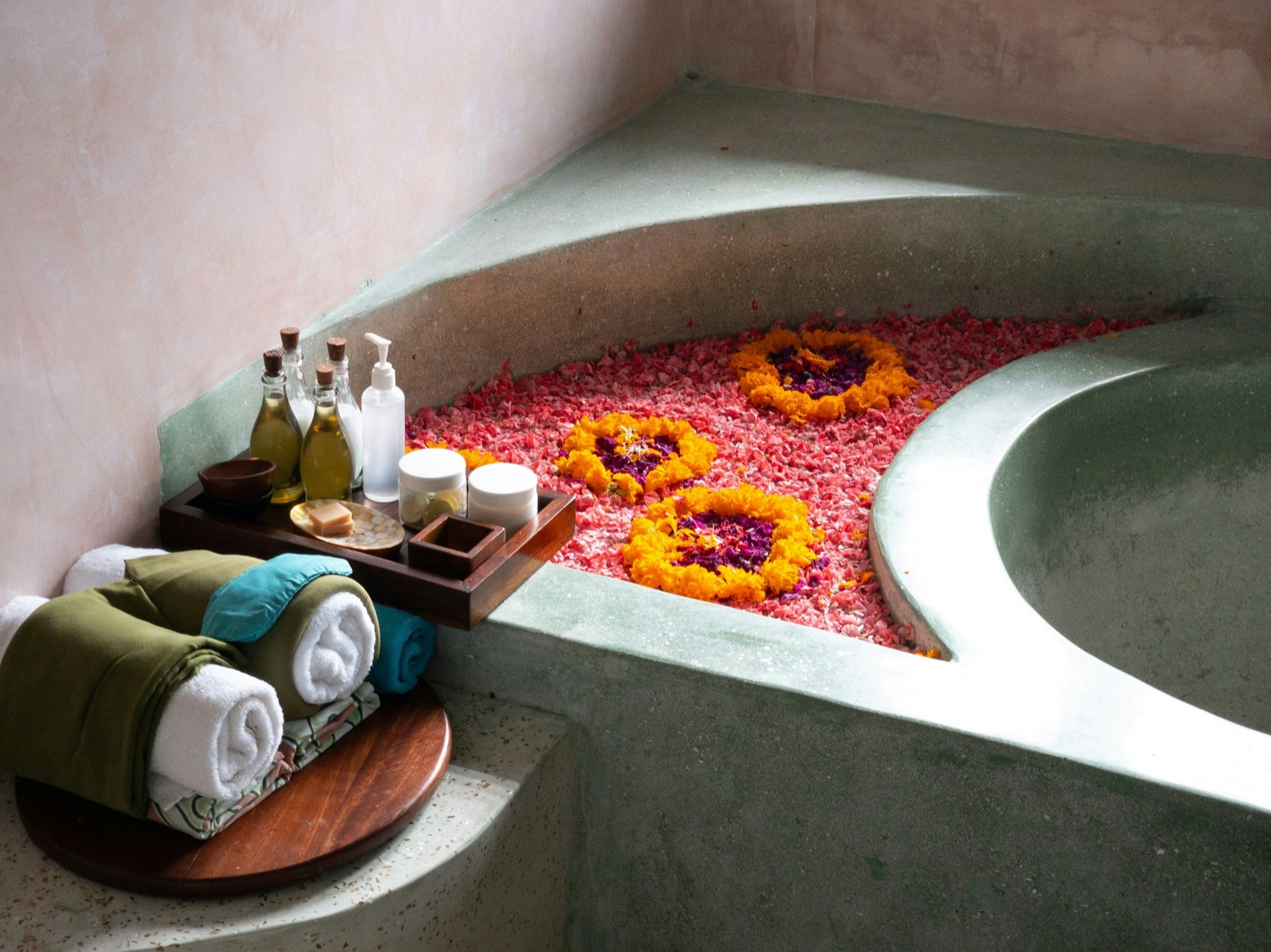 Blumenbad mit Handtüchern und Ölen