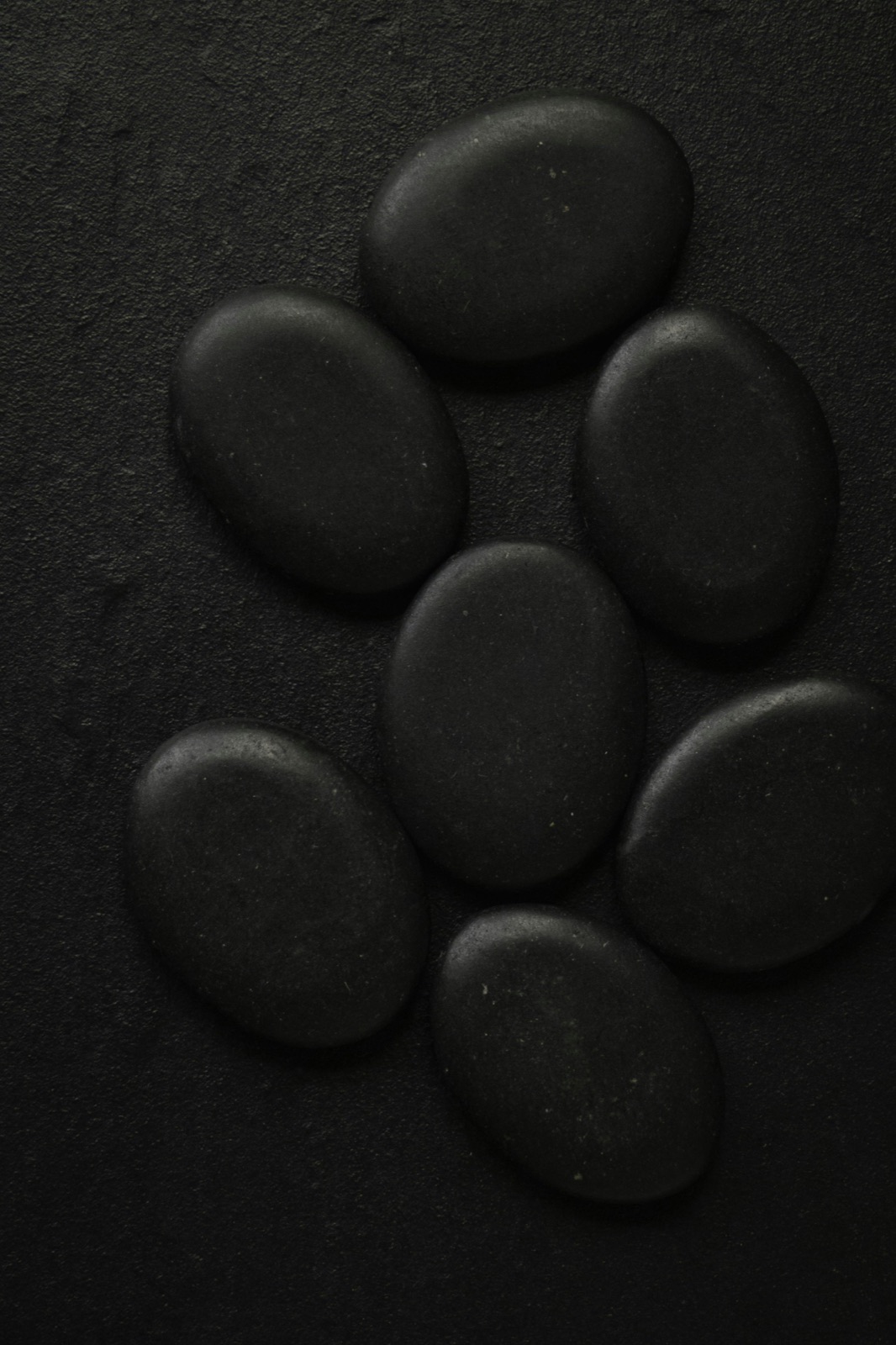 Schwarze Basaltsteine für die Hot-Stone-Massage