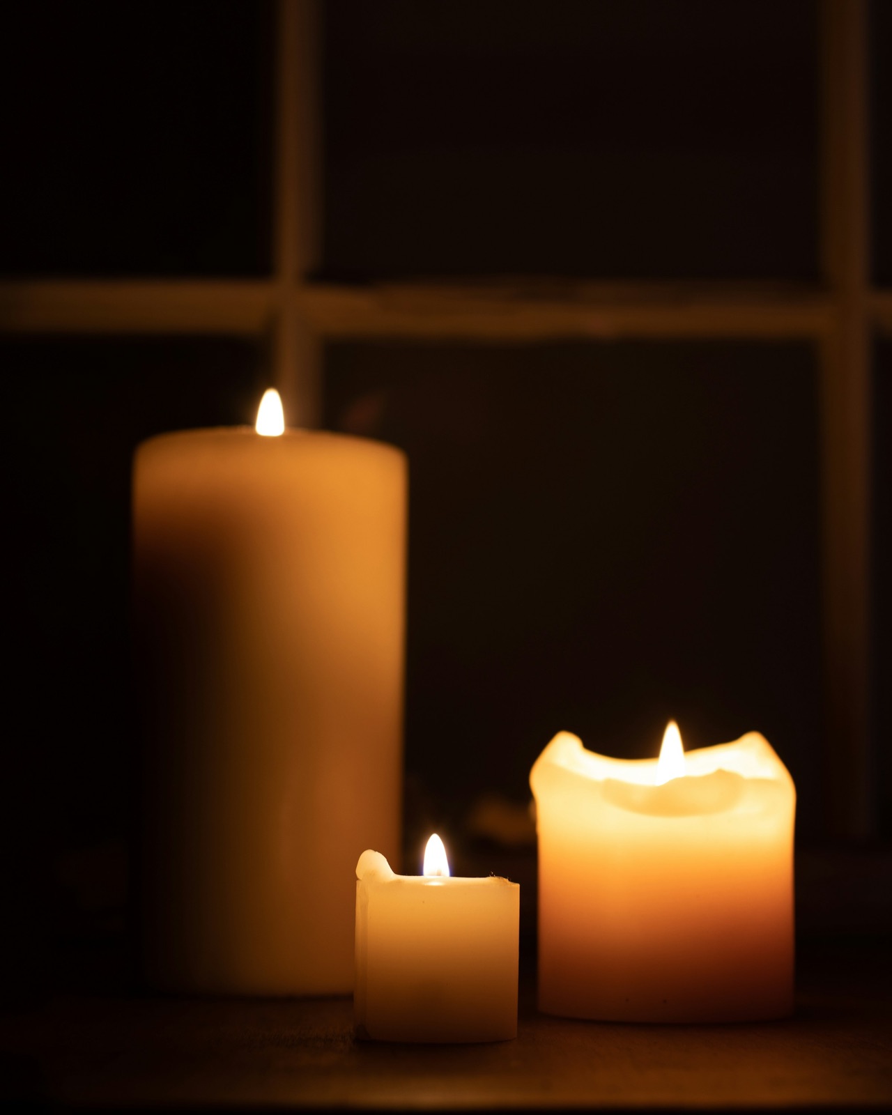 Brennende Kerzen in warmem Licht