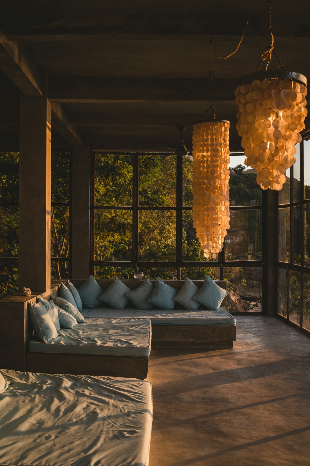 Warm beleuchtete Lounge mit grossen Fenstern