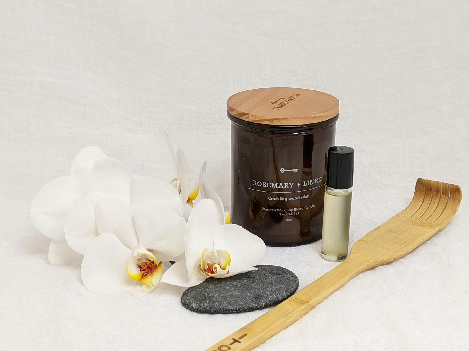 Weisse Orchideen mit Spa-Accessoires