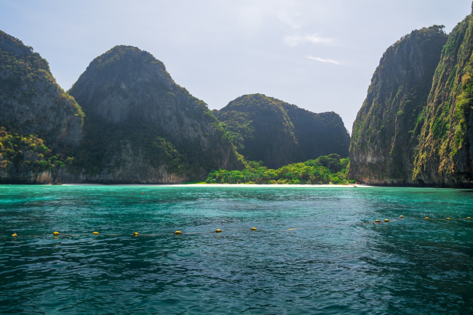 Türkisfarbene Bucht mit Kalksteinfelsen in Thailand